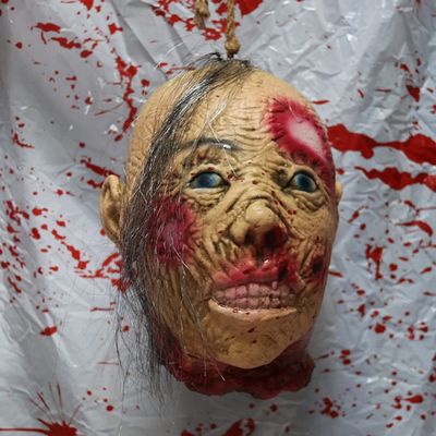 Halloween Hanging Severed Head Decoration,Scary Life-Size Bloody Cut Head Corpse Realistically Latex Head Pendant Prop,With Wig Costume,Zombie Head for Outdoor Indoor Haunted Houses Party (B)
