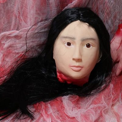 Halloween Hanging Severed Head Decoration - Scary Life-Size Bloody Cut Corpse Realistically Latex Pendant Prop With Wig Costume - Zombie Head for Outdoor Indoor Haunted Houses Party (GG)