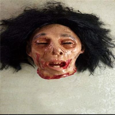Halloween Hanging Severed Head Decoration,Scary Life-Size Bloody Cut Head Corpse Realistically Latex Head Pendant Prop,With Wig Costume,Zombie Head for Outdoor Indoor Haunted Houses Party (LL)