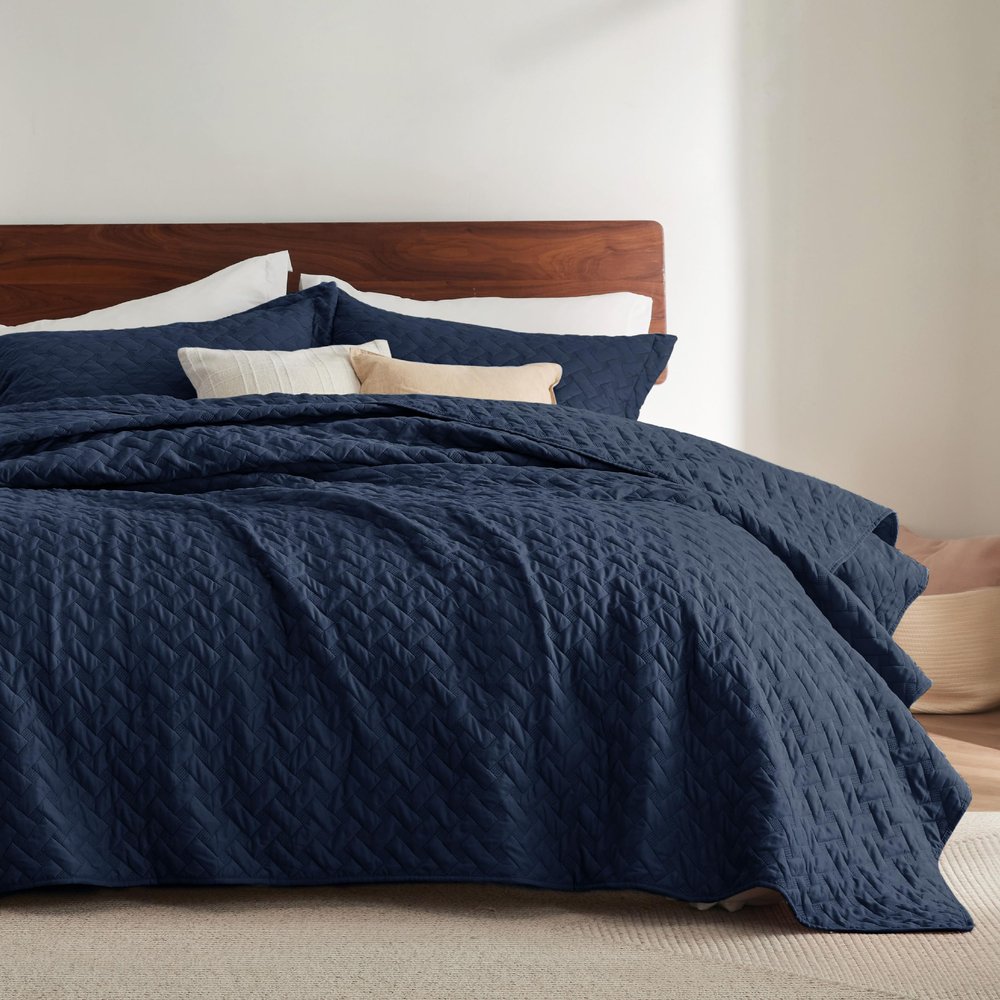Bedsure California King Quilts - Lightweight Bedspreads Cal King Size with Basket Weave Pattern, Soft Quilt Bedding Set, Navy Comforter Set Coverlet for All Seasons with 2 Pillow Shams (111" x 106")