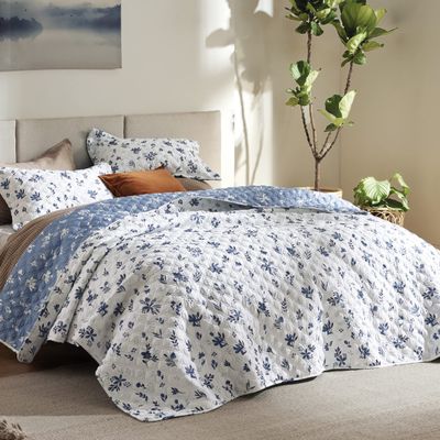 Bedsure Floral Quilt King Size - Reversible Blue & White Floral Comforter, Daisy Design Lightweight Bedspread Quilt Bedding, Soft Microfiber Coverlet for All Seasons (106"x96")