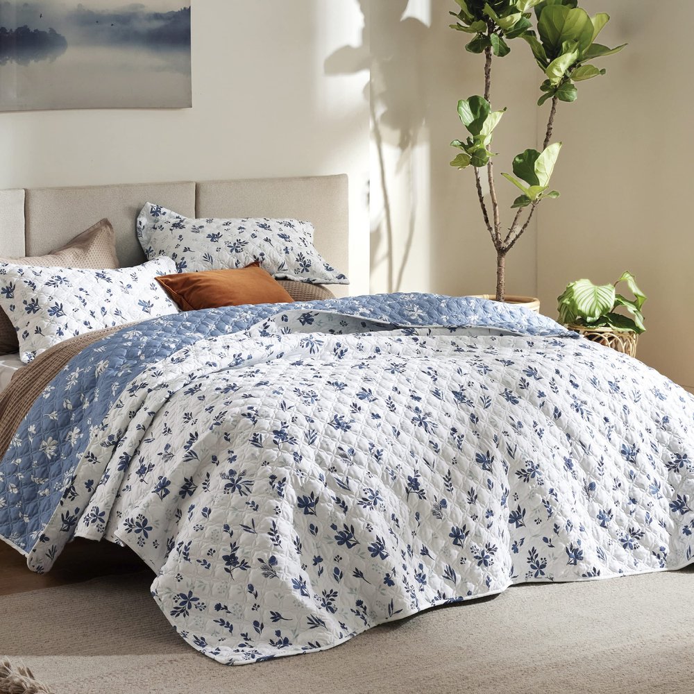 Bedsure Floral Quilt King Size - Reversible Blue & White Floral Comforter, Daisy Design Lightweight Bedspread Quilt Bedding, Soft Microfiber Coverlet for All Seasons (106"x96")