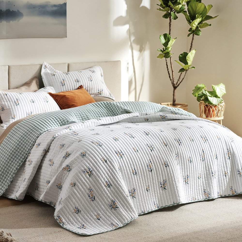 Bedsure Floral Quilt King - Reversible Botanical Floral Comforter, Spring Lightweight Bedspread Quilted Bedding, Soft Microfiber Coverlet for All Seasons (106"x96")