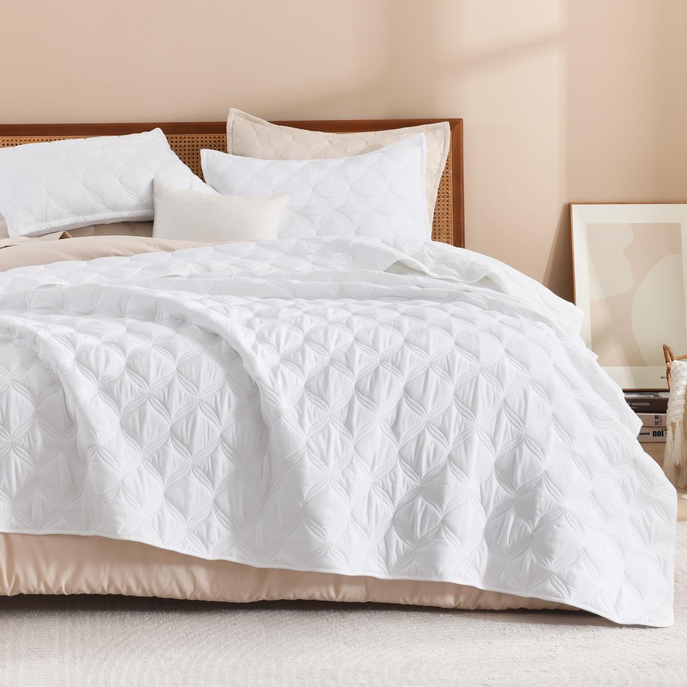 Litanika Oversized King Bedspreads 128x120 Quilt Set - 3 Piece White Lightweight Comforter Coverlets Bedding Cover Bed Decor All Season(Super King Plus - 1 Quilt, 2 Pillowcases)
