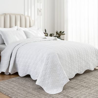 Auemtyn King Size Quilt Set 3 Pieces, Soft Lightweight Summer Bedspread, Reversible Microfiber Bed Coverlet for All Seasons, White, Geometric Pattern (1 Quilt, 2 Pillow Shams)