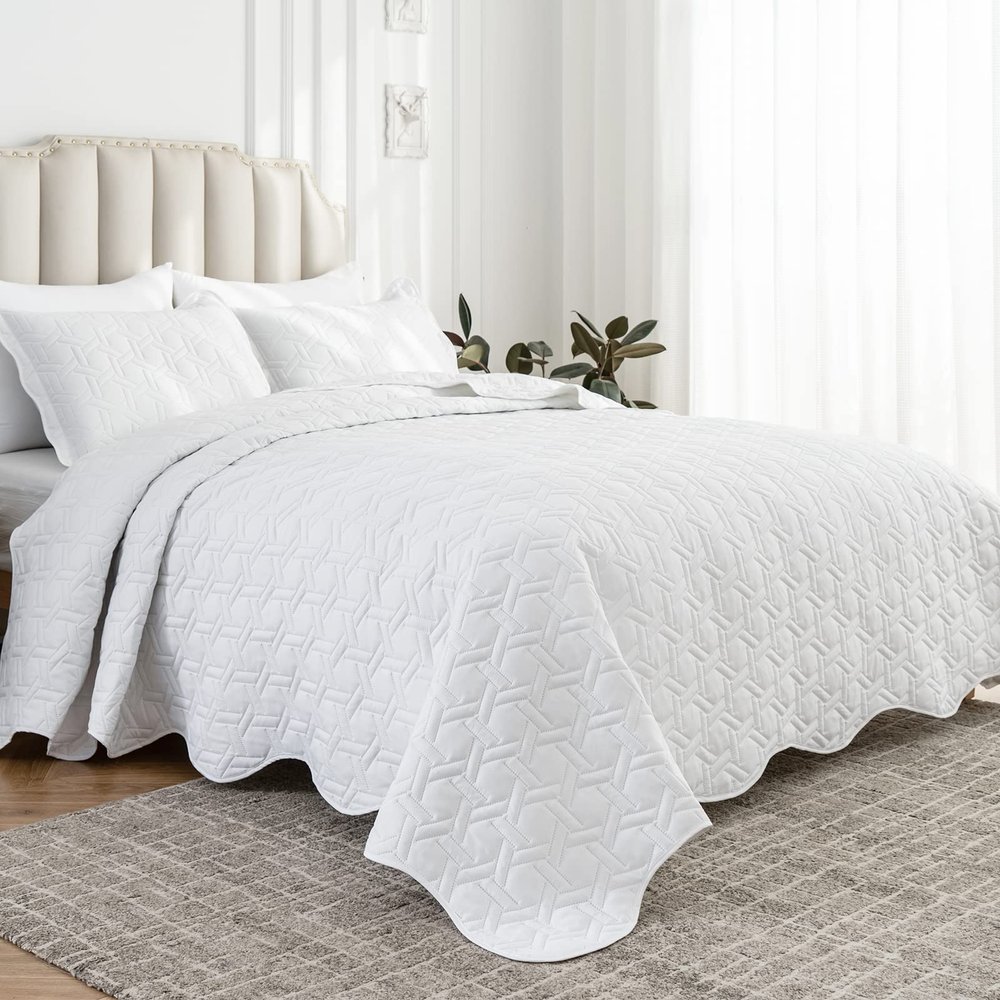 Auemtyn King Size Quilt Set 3 Pieces, Soft Lightweight Summer Bedspread, Reversible Microfiber Bed Coverlet for All Seasons, White, Geometric Pattern (1 Quilt, 2 Pillow Shams)