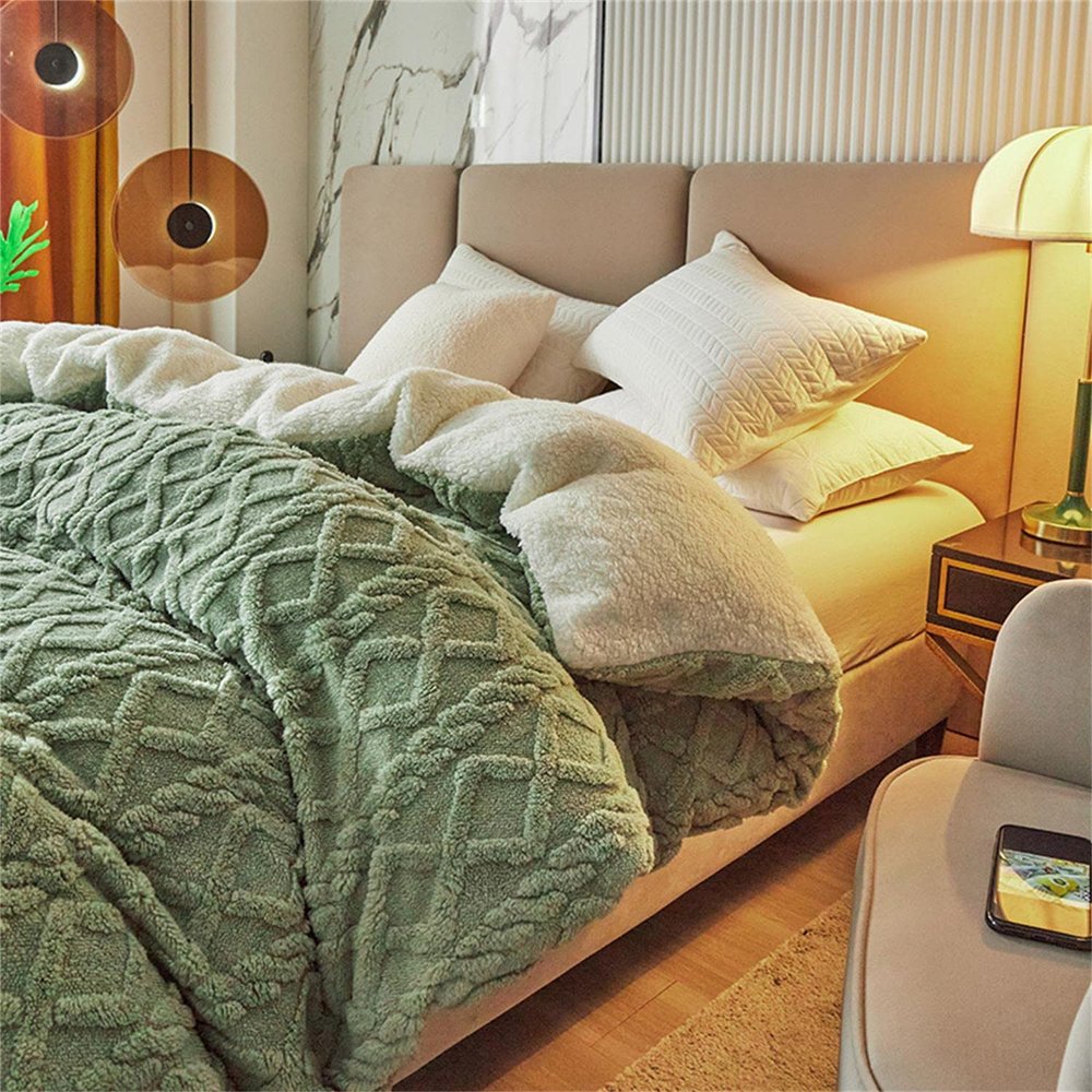 2023 New Thickened Super Soft Insulation Hibiscus Winter Quilts, Lightweight Breathable Warmth Thick Bed Comforters, Fluffy Plush Double-Sided Twin Size Velvet Blanket Quilt for Cold Weather.