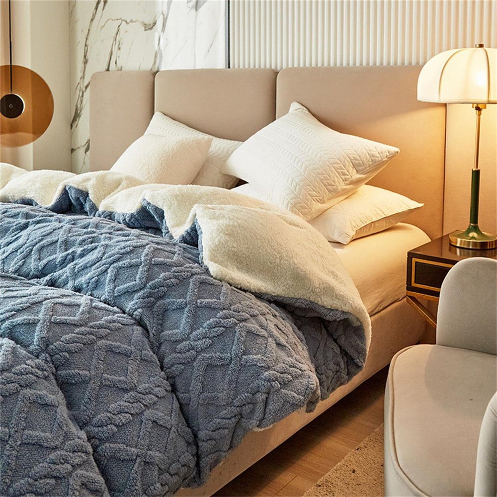 2023 New Thickened Super Soft Insulation Hibiscus Winter Quilts, Lightweight Breathable Warmth Thick Bed Comforters, Fluffy Plush Double-Sided Twin Size Velvet Blanket Quilt for Cold Weather.