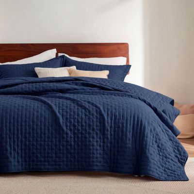 Bedsure Twin Quilt - Ultra Soft Twin XL Quilt Bedding for Dorm Decor, Lightweight All-Season Comforter, Navy Blue Bedspread Coverlet with Clover Pattern, 68 x 86 Inches