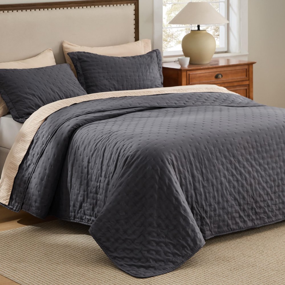 Bedsure Twin Quilt - Ultra Soft Twin XL Quilt Bedding for Dorm Decor, Lightweight All-Season Comforter, Charcoal Bedspread Coverlet with Clover Pattern, 68 x 86 Inches
