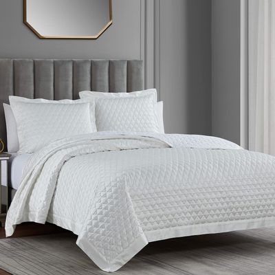 HiEnd Accents High Shine Satin Quatrefoil 3 Piece Quilt Set, King Size, White Solid Color, Ogee Geometric Pattern, Classic Traditional Modern Style Luxury Bedding