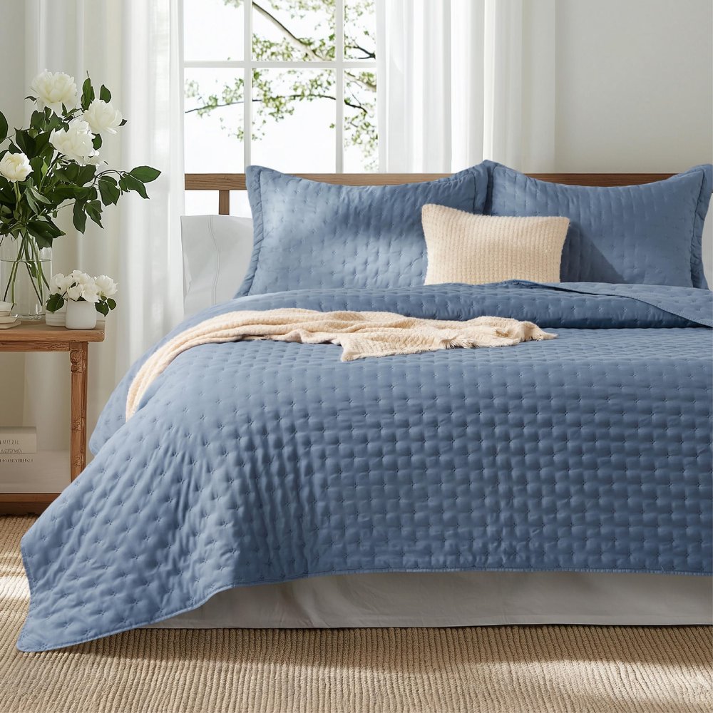 Bedsure Twin Quilt - Ultra Soft Twin XL Quilt Bedding for Dorm Decor, Lightweight All-Season Comforter, Mineral Blue Bedspread Coverlet with Clover Pattern, 68 x 86 Inches