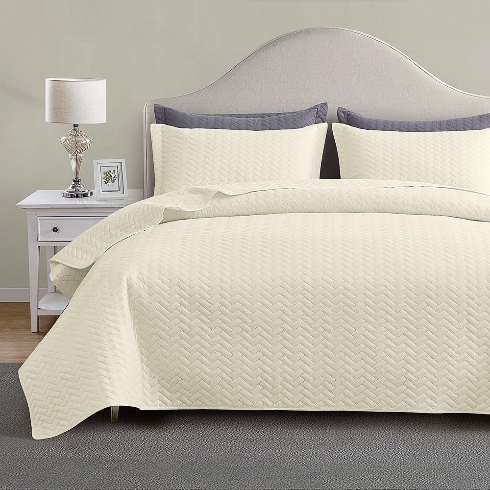 Maple&Stone Quilt Set Oversized King Size, 128"x120" Lightweight Cream White Bedspread Ultrasonic Chevron Pattern Light Coverlet for All Season Comforter Bedding Decor - 3 Piece Bed Cover Sets