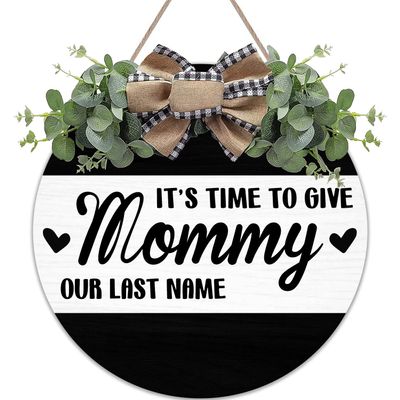 It's Time to Give Mommy Our Last Name Wreaths Round Wood Hanging Sign with Ribbon Bow Wall Art Decor for Home Farmhouse Bar Pub Yard Front Door Decorations Gifts 12 x 12 Inch