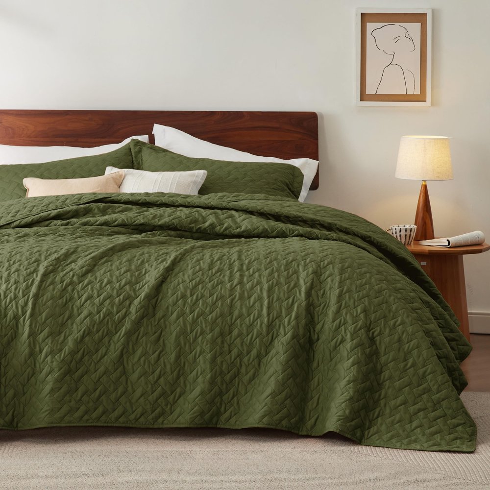 Bedsure Quilts Queen Size - Lightweight Bedspreads Queen Size with Basket Weave Pattern, Soft Quilt Bedding, Olive Green Comforter Coverlet for All Seasons (90" x 96")