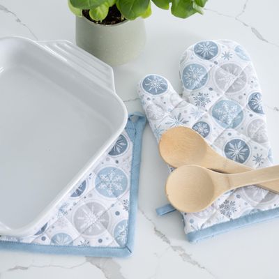 Elsie & Zoey Oven Mitts and Pot Holders Sets - 2-Piece Winter Snowflake Oven Mitt & Pot Holder Set in Snowday, Quilted Cotton, Christmas Holiday Design, Perfect Kitchen and Cooking Essentials