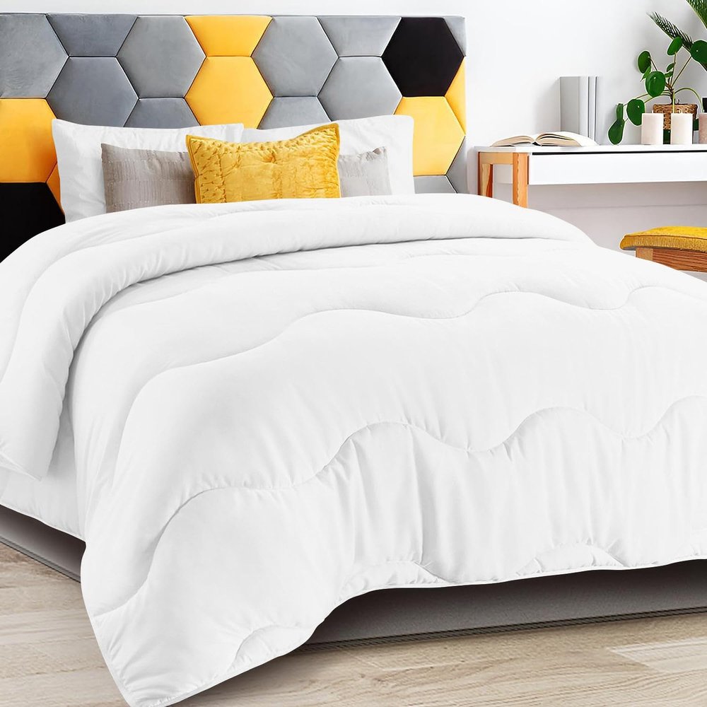 1 Piece Wavy Stitching Comforter White, Soft Breathable All Season King/Cal-King Size, Duvet Insert, Lightweight Winter Warm Microfiber Down Alternative Quilt with Corner Tabs - 94x104 inch