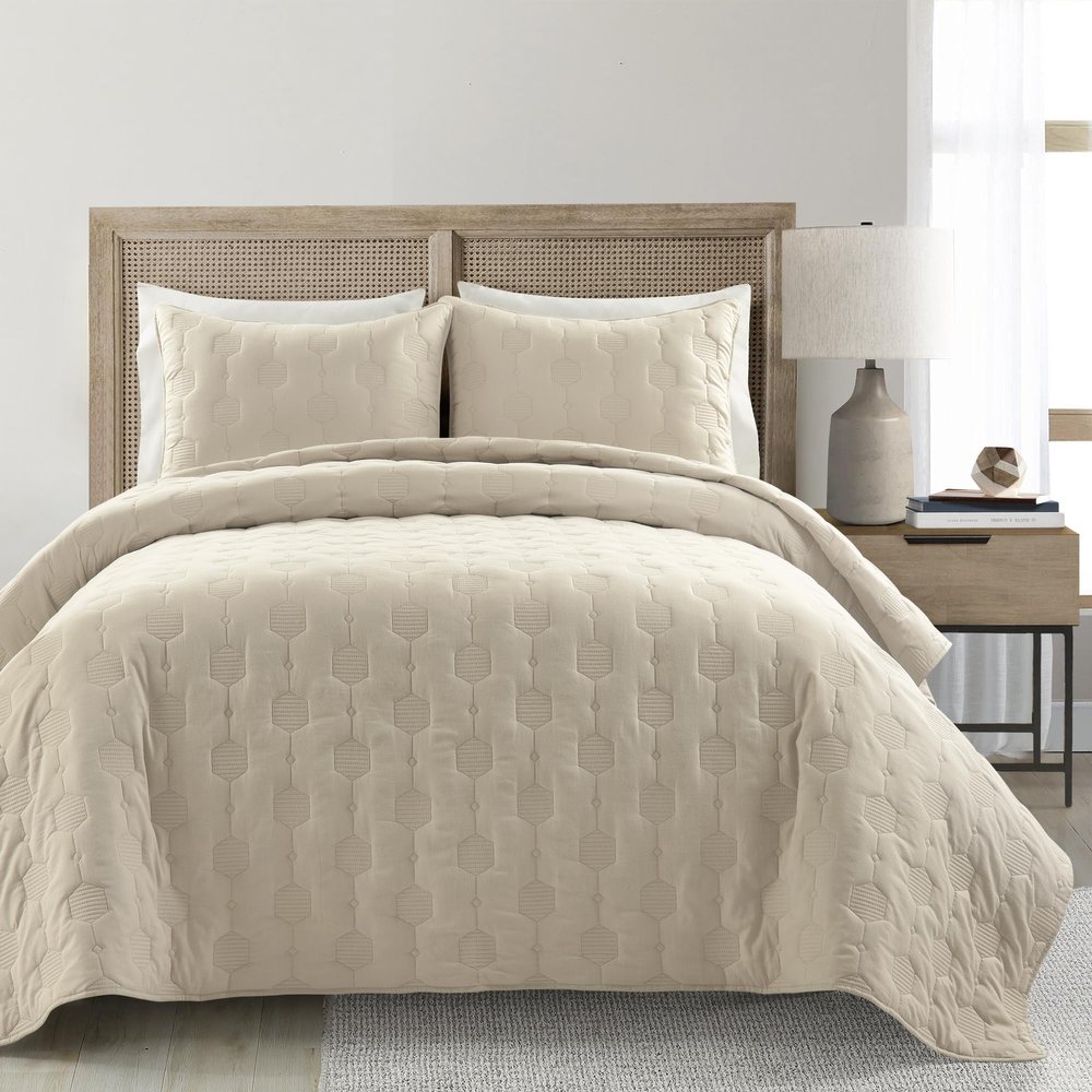 Lush Decor Hexagon Honeycomb Embroidered Textured Cotton 3 Piece Quilt Set, King/Cal King, Neutral