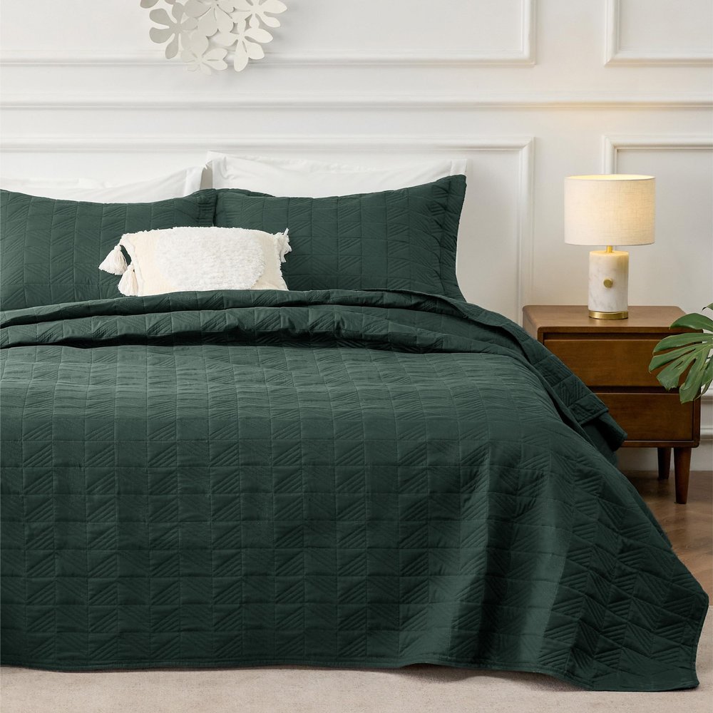 Bedsure Quilts Queen Size - Soft Ultrasonic Queen Quilt Bedding - Dark Green Bedspread Coverlet - Lightweight All-Season Comforter 90x96 Inch