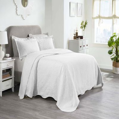 BNM Cotton Blend 3 Piece Bedspread Set, Oversized Bed Spread, 2 Pillow Shams, Medium Weight Blanket, Home Bed Decor, Floral Scalloped Bedding, Matelasse Coverlet, Bedding Essentials, Full, White