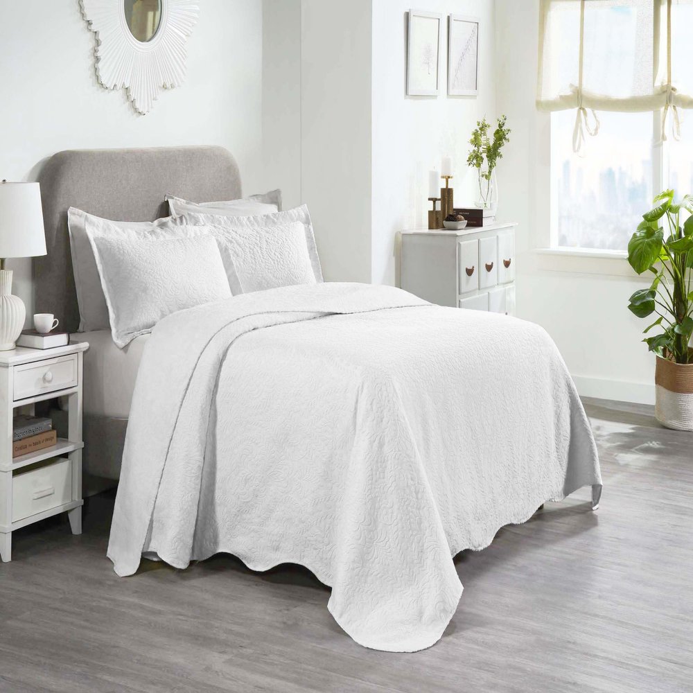 BNM Cotton Blend 3 Piece Bedspread Set, Oversized Bed Spread, 2 Pillow Shams, Medium Weight Blanket, Home Bed Decor, Floral Scalloped Bedding, Matelasse Coverlet, Bedding Essentials, Full, White