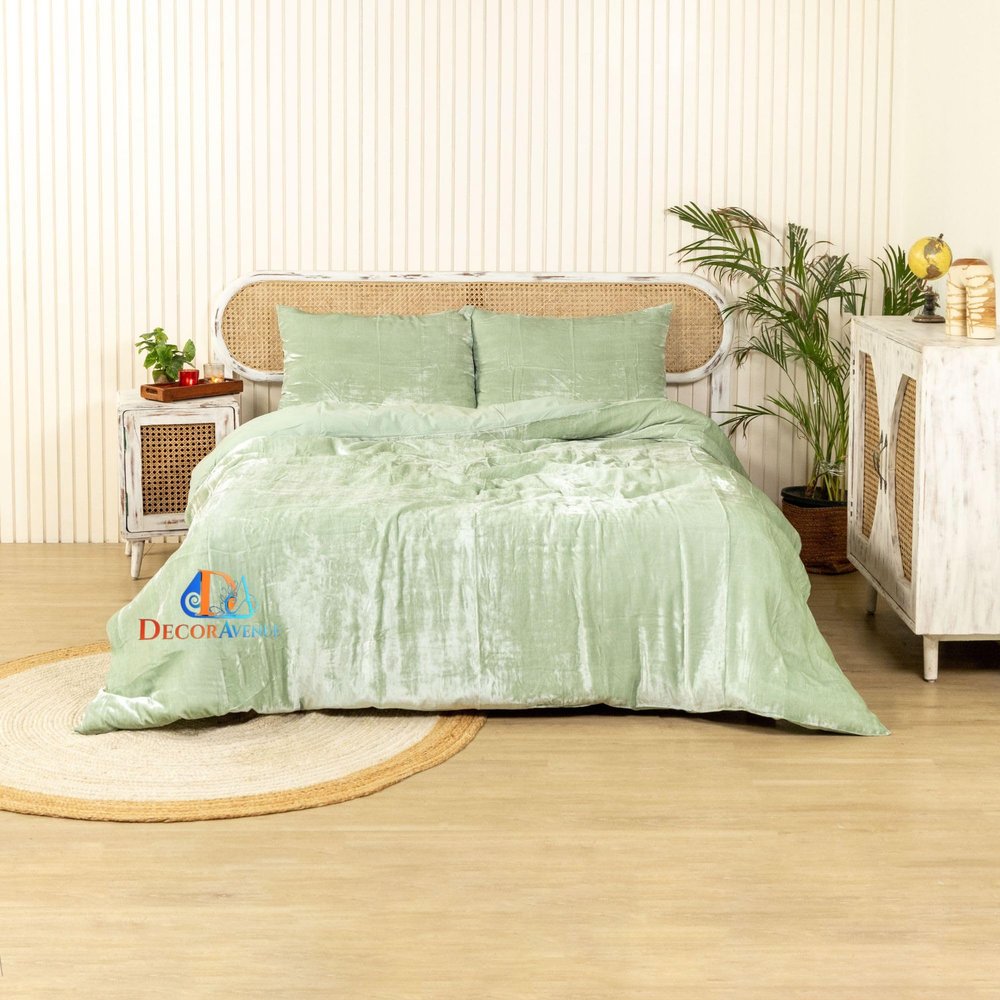 DecorAvenue Ultra-Luxe Solid Velvet Duvet Cover, Boho Bedding UO Comforter Bedding Donna Cover,3 Pc Duvet Set, Velvet Bedding Set (Sage Green,California King 98" x 104")