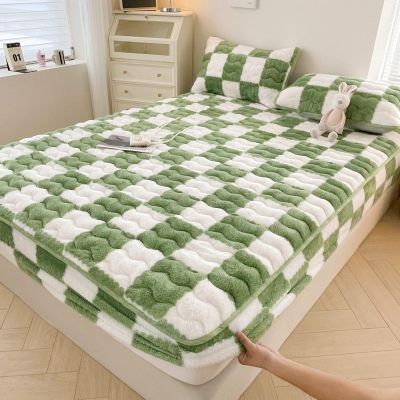 FCLDESHOP Mattress Protector,Autumn and Winter Warm Quilted Coral Velvet Bedding Sheets, Bedroom Hotel Anti-Slip Checkered Bed Protector,Green,200 * 220cm (3pcs)