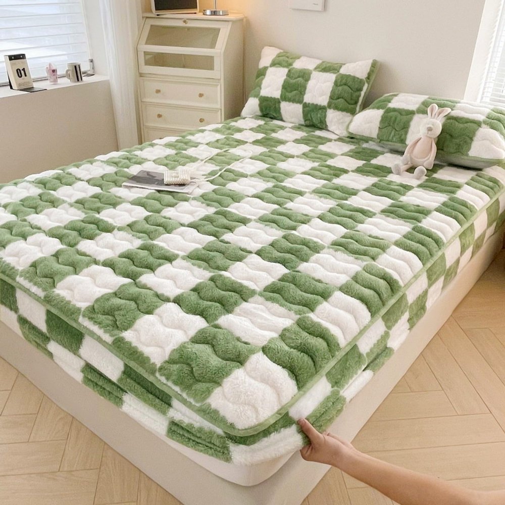 FCLDESHOP Mattress Protector,Autumn and Winter Warm Quilted Coral Velvet Bedding Sheets, Bedroom Hotel Anti-Slip Checkered Bed Protector,Green,200 * 220cm (3pcs)