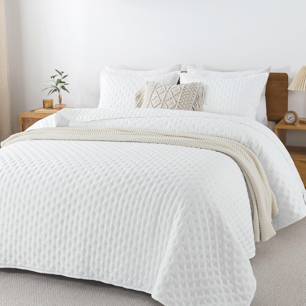 Andency White Queen Size Quilt Bedding Set (90x96 Inch), 3 Pieces Soft Lightweight Bedspread Coverlet, Terracotta Boho Summer Quilt, 2 Pillow Shams