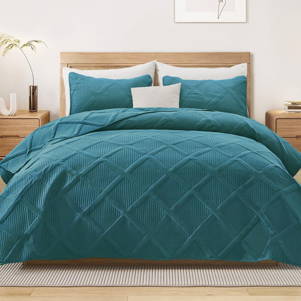 Exclusivo Mezcla Oversized King Quilt Set- Teal Cal King Quilts Bedding Set with 2 Pillow Shams, Modern Bedspread with Striped Pattern, Soft Lightweight Bedspreads Coverlets for All Seasons