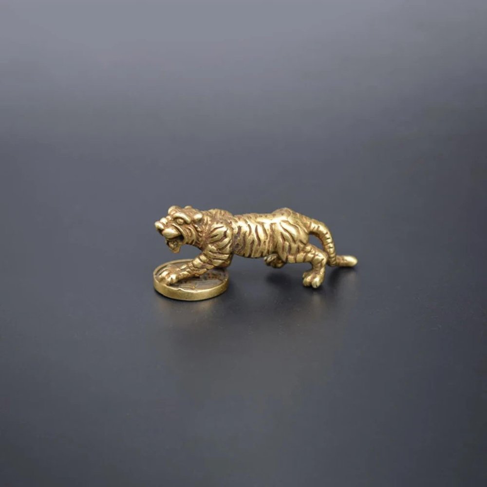 MANGOUSONG Figurines Brass Animal,5.7x2.3cm Antique Lucky Tiger Casting Animal Figurines Abstract Geometric Style Metal Brass Sculpture Home Office Room Desktop Decorations