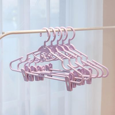 Plastic Hangers 20 Pack with Clips, 360Swivel Hook Space-Saving Clothes Hangers, Lightweight Hangers for Pants, Coats, Dresses (Color : Purple)