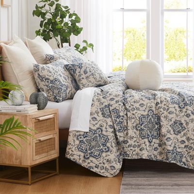 Southshore Fine Living, Inc. Full or Queen Quilt Bedding Set, 7-Pieces with 2 Pillow Shams, 2 Euro Shams, 2 Throw Pillows, Boho Bedding Set, Queen or Full Size Quilts for Bed, Persian Indigo Blue