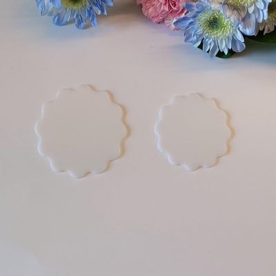 20pcs of White Scallop Place Card,Wavy Circle Place Card,Name Card Table Number Tags,Wavy Place Cards for Wedding or Party Decor (White, 2.5'')