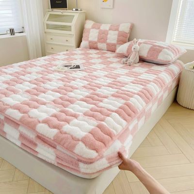FIUIGHE Milk Velvet Checkered Mattress Cover, Cow Flannel Fitted Sheet, Milk Velvet Bedding Sheets, Ultra Soft Fluffy Non-Slip Protective Cover for Bed Mattress (Pink,47.2 * 78.7IN)