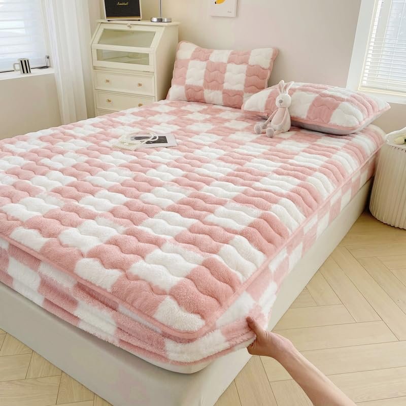 FIUIGHE Milk Velvet Checkered Mattress Cover, Cow Flannel Fitted Sheet, Milk Velvet Bedding Sheets, Ultra Soft Fluffy Non-Slip Protective Cover for Bed Mattress (Pink,47.2 * 78.7IN)