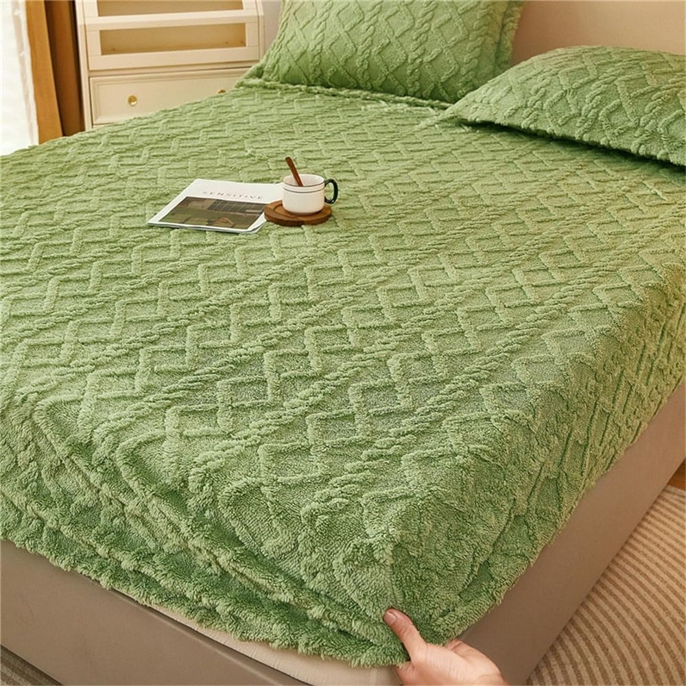 JHKZUHOJ Lyvara Magic Mattress Cover, Flannel Velvet Fitted Sheet Solid Plush Breathable Mattress Protector, Noiseless Mattress Cover (No Pillow Cover) (Color : Green, Size : 90 * 200cm (35 * 79in))