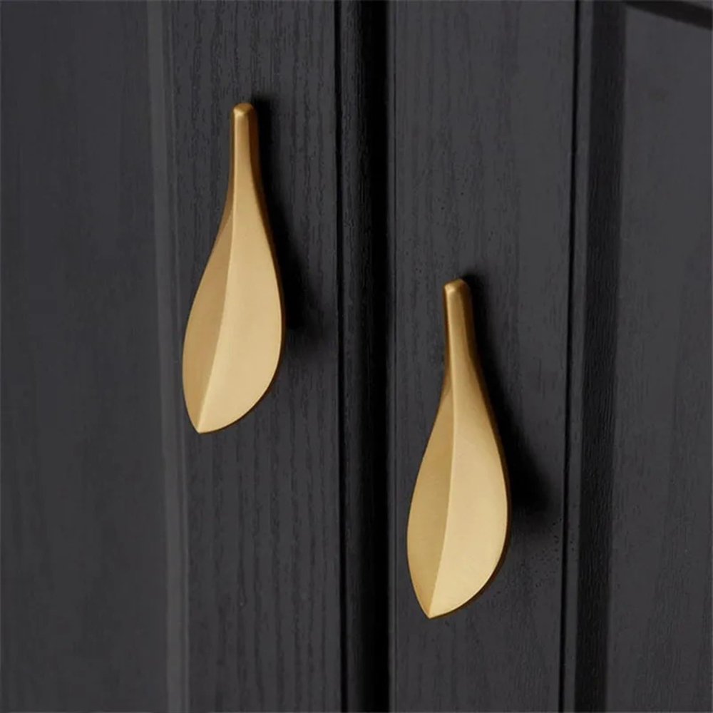 GGKLVWMA Leaf Shape Cabinet Door Handles Creative Bathroom Drawer Pulls Personality Wardrobe Hardware Light Luxury Cabinet Knobs 1Pcs (Color : Pearl Gray)