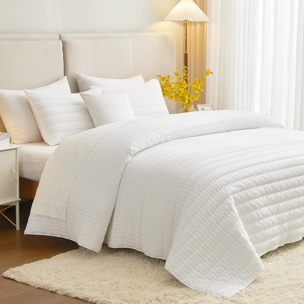 HiSnug White King Size Quilt Bedding Set, Reversible Lightweight Bed Spreads Oversized King Quilted Bedspread for All Seasons, Soft Washable, 3 Pieces, 1 Quilt (108x96 in) & 2 Pillow Shams (20x36 in)