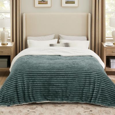 Bedsure Sherpa Blanket Queen Size for Bed - Super Soft, Cozy Fleece Thick Warm Blanket for Winter Christmas, GentleSoft Home Room Decor, Dark Green, 90x90 Inches