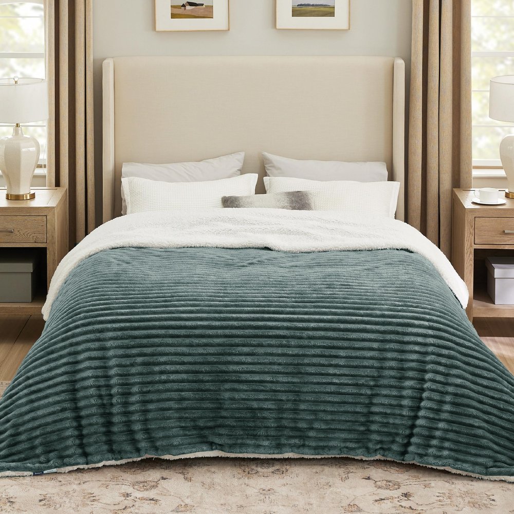 Bedsure Sherpa Blanket Queen Size for Bed - Super Soft, Cozy Fleece Thick Warm Blanket for Winter Christmas, GentleSoft Home Room Decor, Dark Green, 90x90 Inches