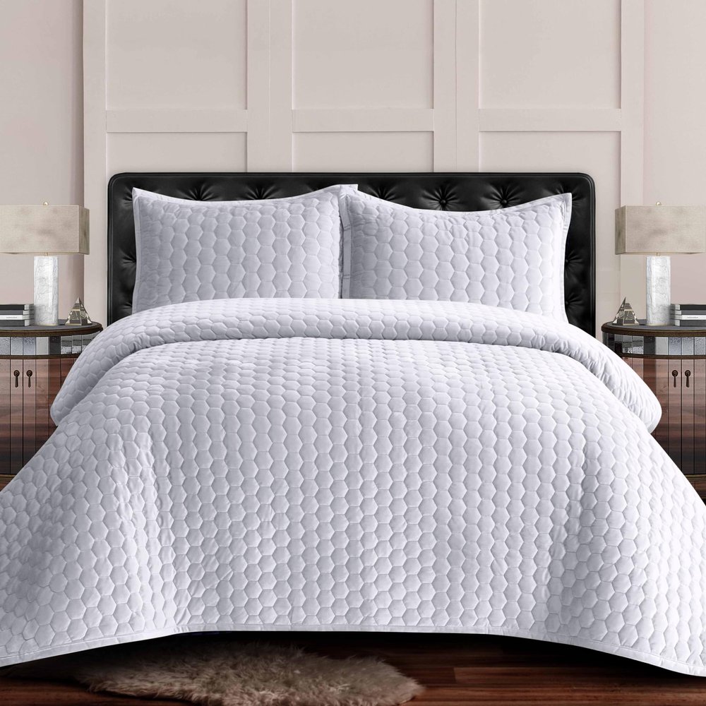 Tribeca Living Lugano Oversized Velvet Quilt Set - All Season, Extra Large, 3 Piece Queen Size Comforter Set with 2 Pillow Shams in White Honeycomb Pattern 260GSM