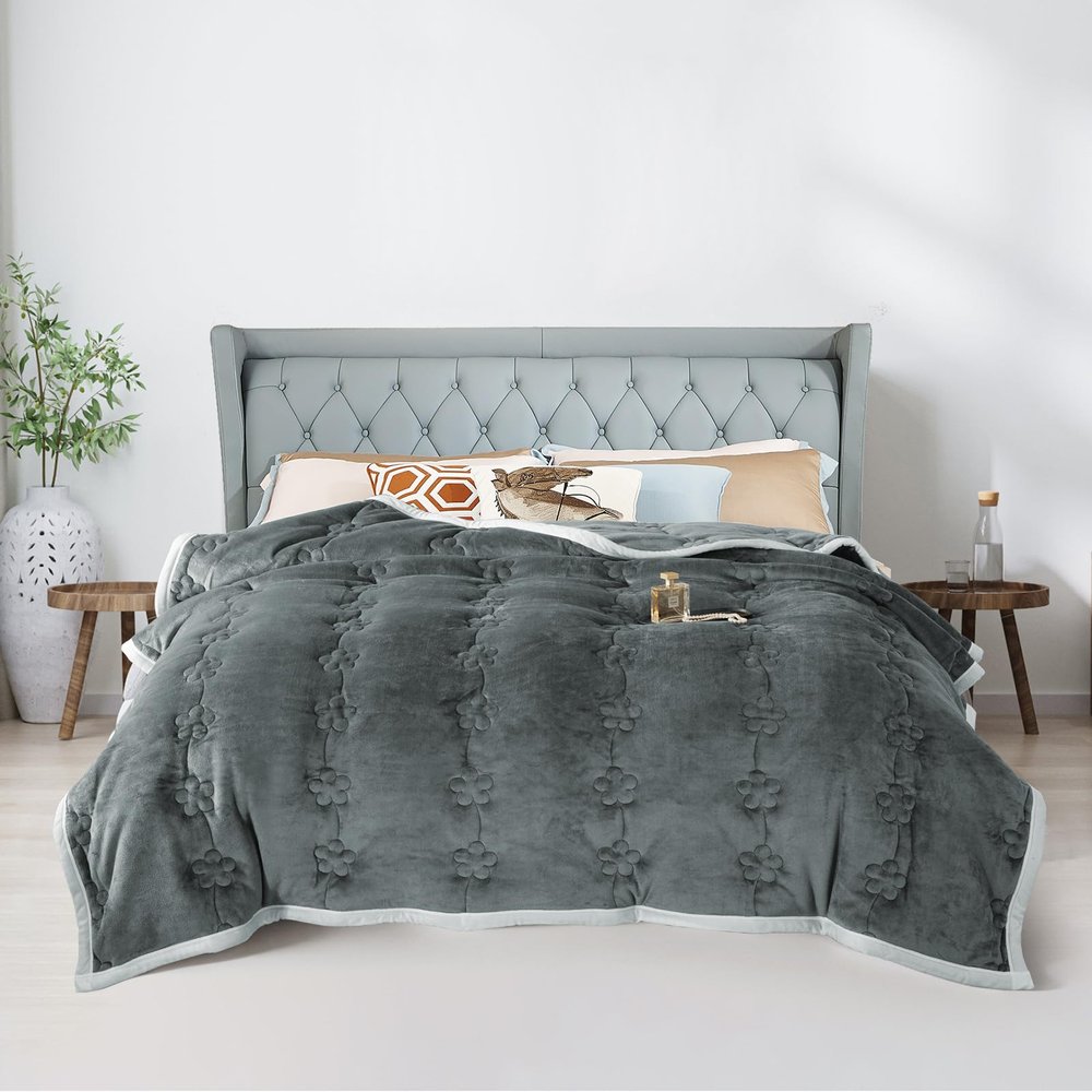 ShowyLive Extra Thick Blanket for Sofa Recliner Bed, Warm 3 Layers Flannel Blanket for Winter Autumn, Plush Quilt, Breathable Velvet Comforter, Washable Throw Blanket 810gsm (Grey 200x230cm)