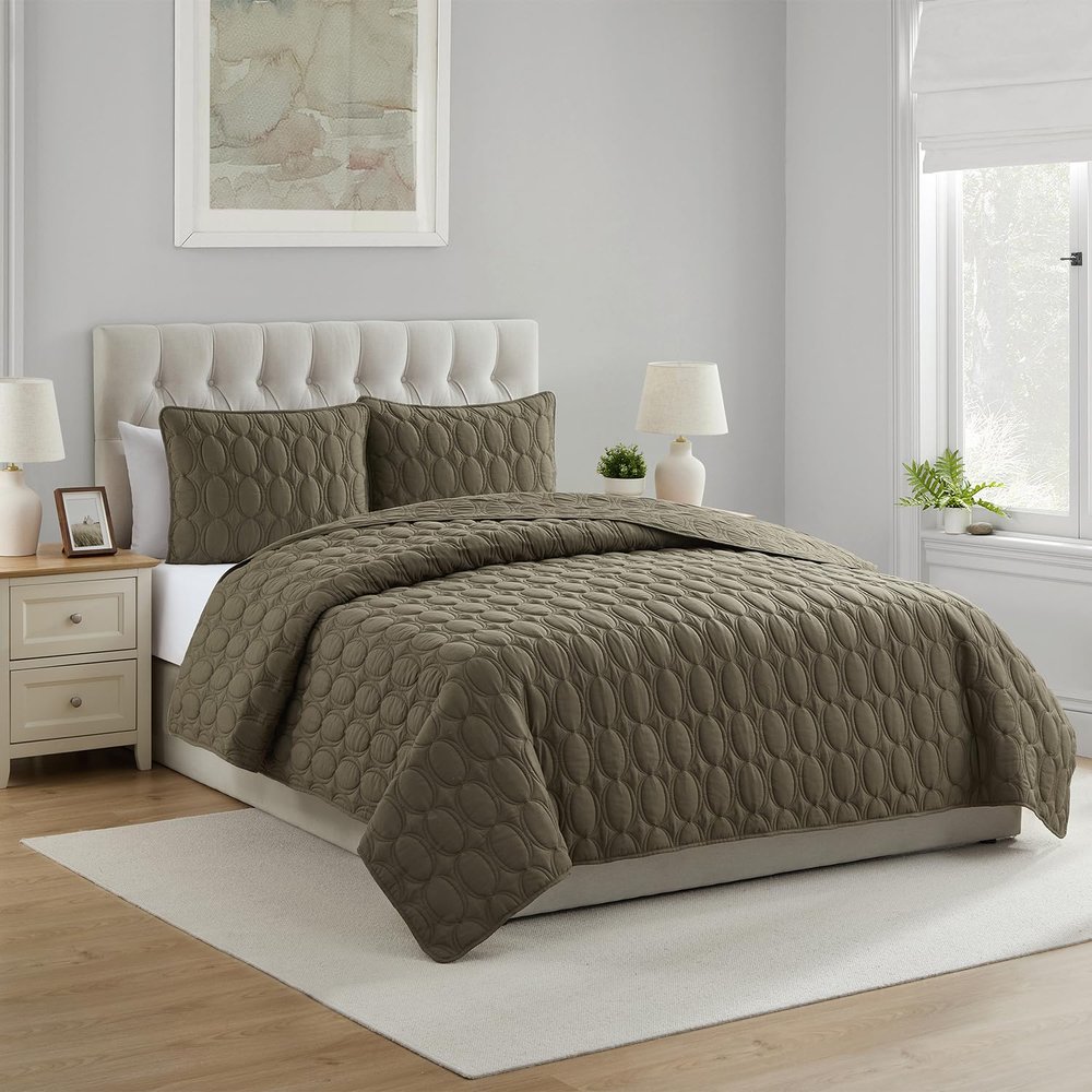 VCNY Home - Quilt Set, Soft 3-Piece Pinsonic Circle Bedding Set with Matching Shams, Ideal for All Seasons (Circles Olive Green, King)