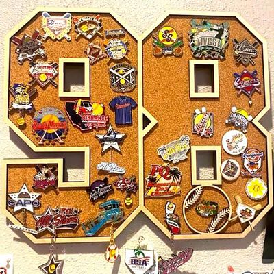 Personalized Sports Number Cork Board Sign Custom Sport Pin Team Award Display Board Brooch Pin Storage Board Office Home Photo Display Sign for Festival Christmas Gift