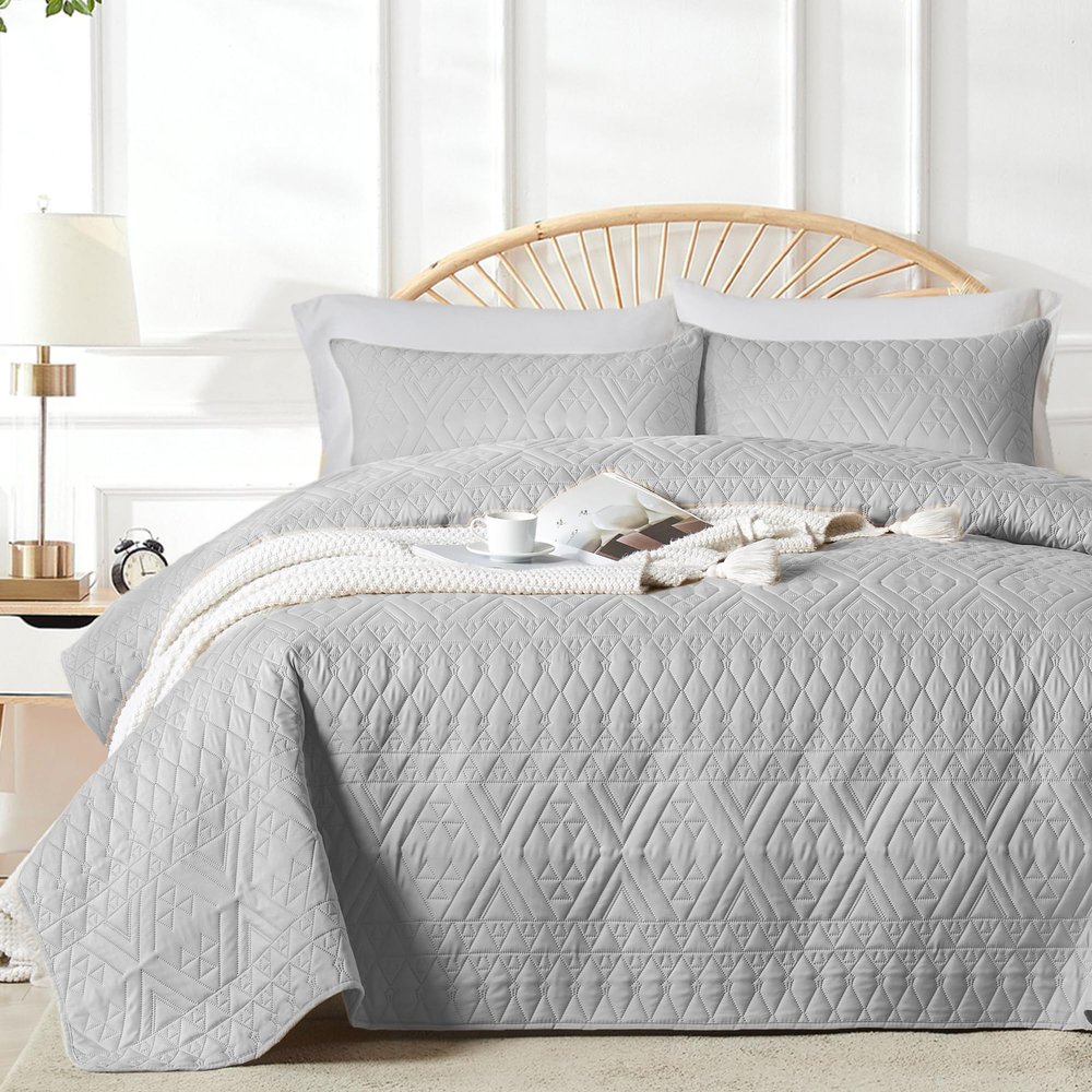 akkialla King/Cal King Size Quilt Bedding Set,Light Grey Lightweight Microfiber Soft Bedspread,Modern Style Geometric Pattern Coverlet Set for All Seasons,3 Piece(1 Quilt,2 Pillow Shams)