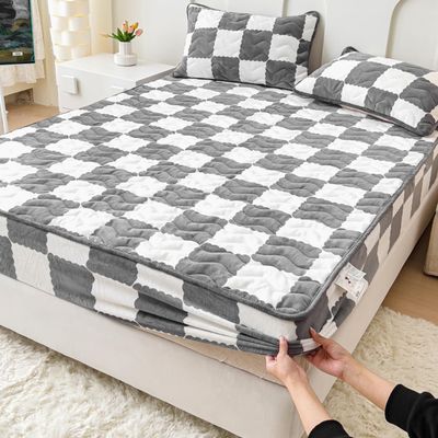 LDLCYCN Milk Velvet Checkered Fitted Sheet Mattress Cover King Warm Thicken Mattress Protector Super Soft Bed Cover with Pillowcase Washable 12'' Deep Pocket Mattress Pad,Grey,180 * 200cm(3PCS)