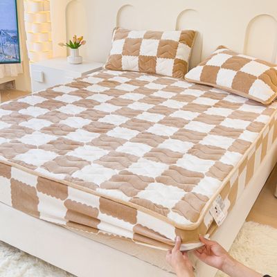 LDLCYCN Milk Velvet Checkered Fitted Sheet Mattress Cover King Warm Thicken Mattress Protector Super Soft Bed Cover with Pillowcase Washable 12'' Deep Pocket Mattress Pad,Coffee,120 * 200cm(2PCS)