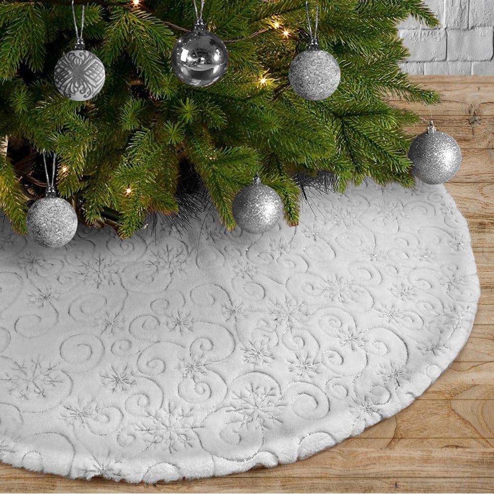 DegGod Plush Christmas Tree Skirts, 48 inches Luxury White Faux Fur Xmas Tree Base Cover Mat with Silver Snowflakes Pattern for Xmas New Year Home Party Decorations(White Silver,122CM)