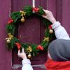 GHKLNY 2 PCS Wreath Hanger for Front Door-Larger Door Upgrade Wreath Hanger Christmas Fall Wreaths Decorations Hook,Long Metal Autumn Xmas Wreath Hook (White, 12 "/31 CM) view 2
